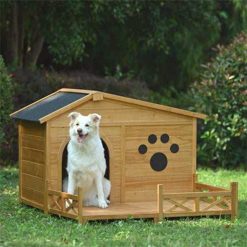 Casa de madera para perros al aire libre con porche, techo de asfalto resistente al agua y valla, exterior con impresión de pata