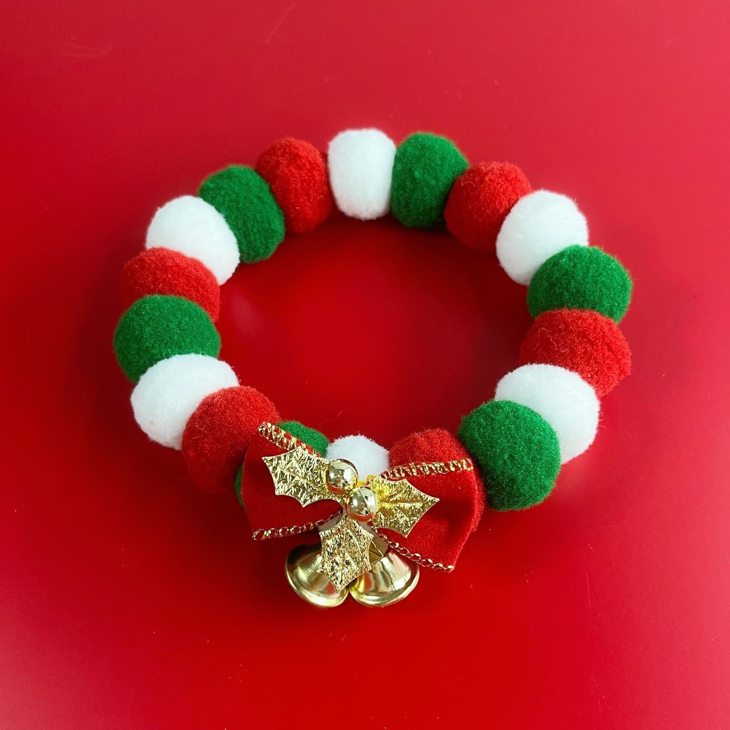 Accesorio Navideño para Mascotas – Collar de Peluche con Bolitas
