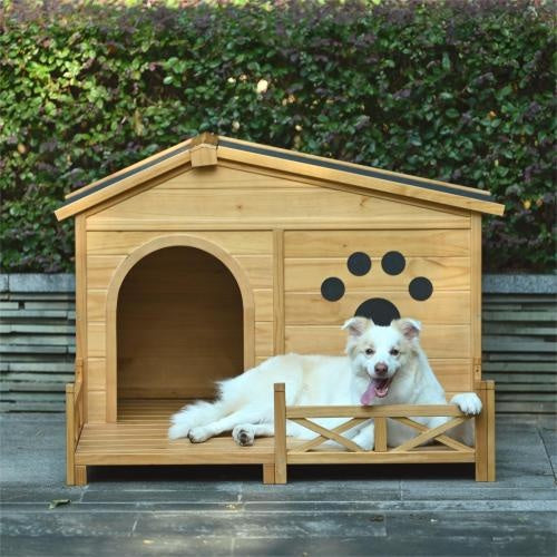 Casa de madera para perros al aire libre con porche, techo de asfalto resistente al agua y valla, exterior con impresión de pata