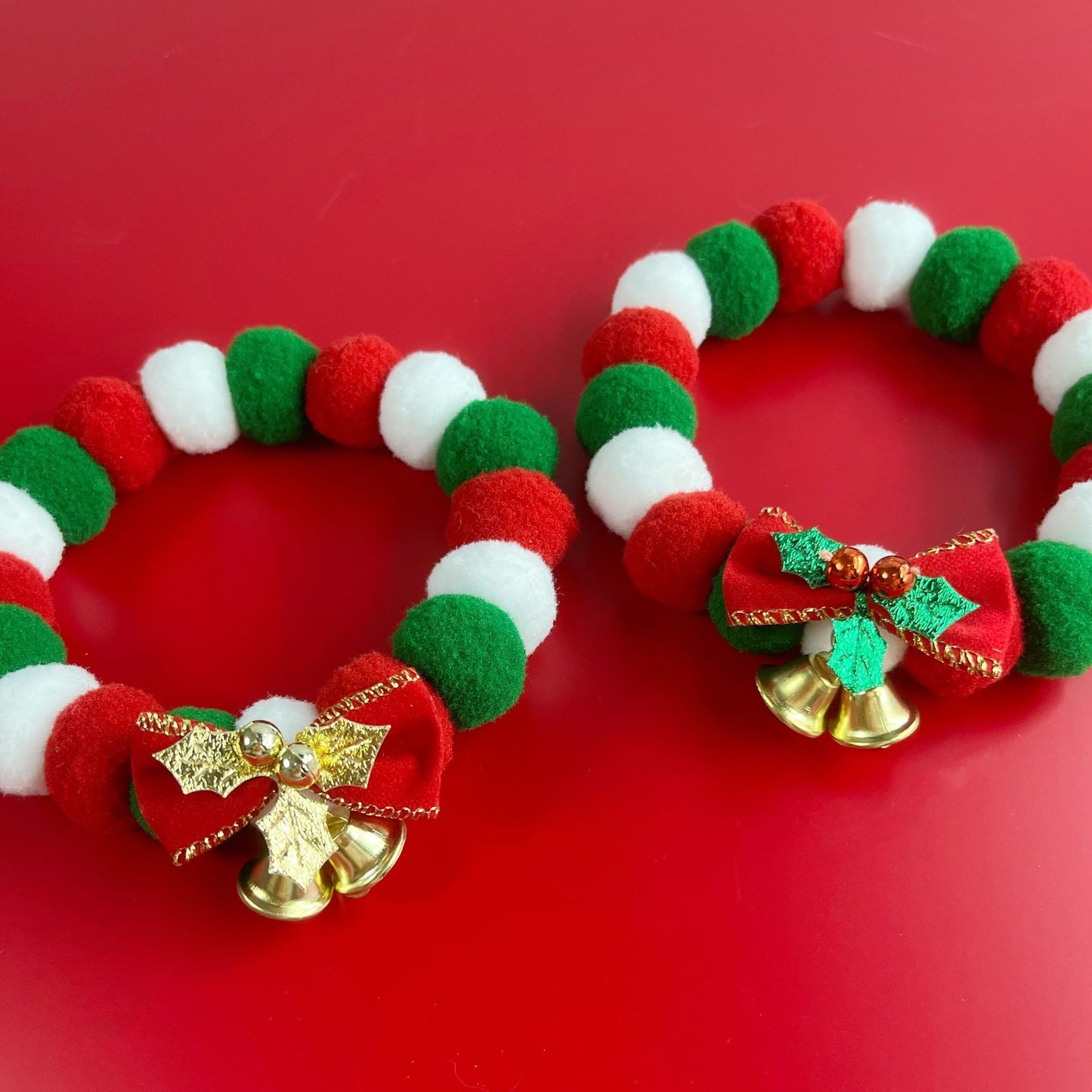 Accesorio Navideño para Mascotas – Collar de Peluche con Bolitas