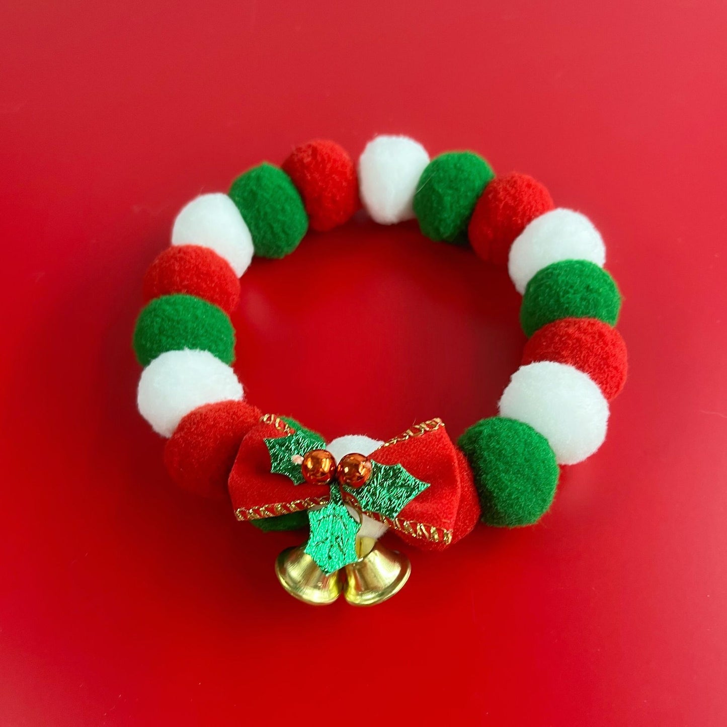 Accesorio Navideño para Mascotas – Collar de Peluche con Bolitas