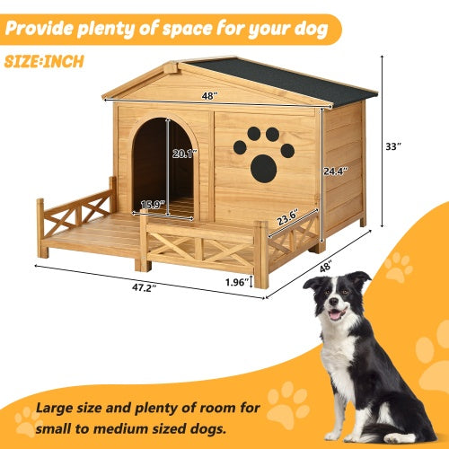 Casa de madera para perros al aire libre con porche, techo de asfalto resistente al agua y valla, exterior con impresión de pata