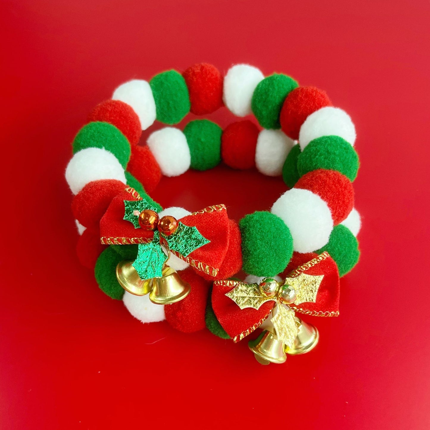 Accesorio Navideño para Mascotas – Collar de Peluche con Bolitas